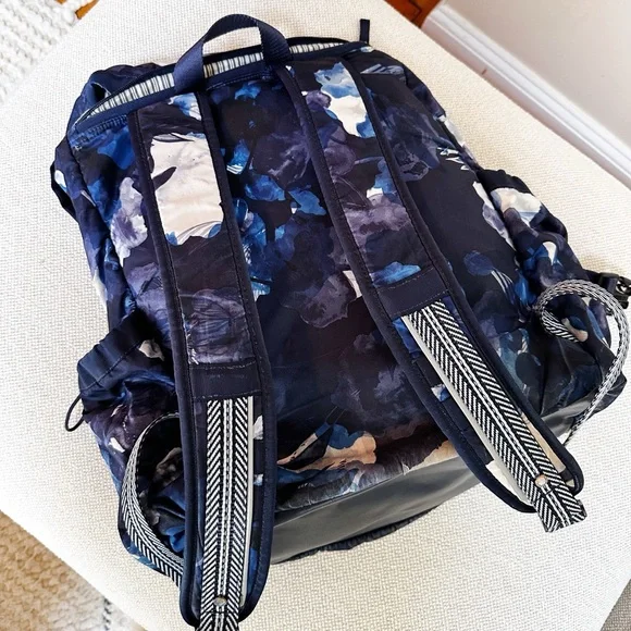 Lululemon Traveling Yogini Rucksack - Picture 10 of 16